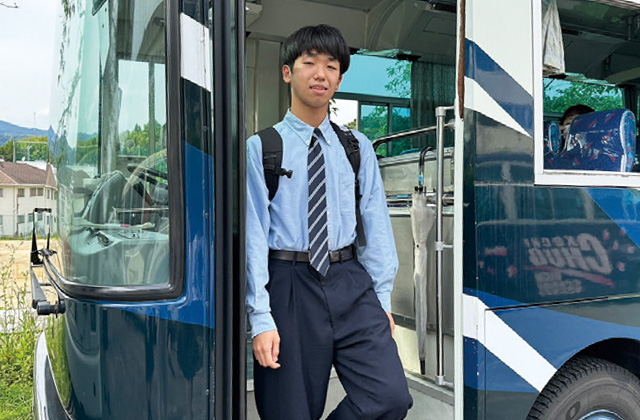 スクールバスで登校する様子 写真