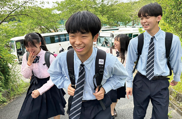 学校へ到着しクラスメイトと合流した様子 写真