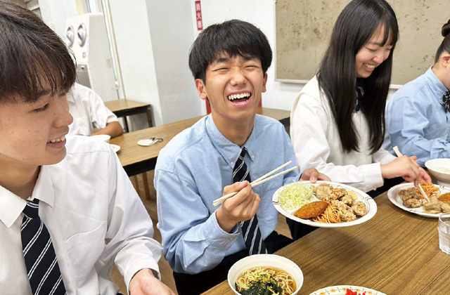 昼食をとる様子　写真