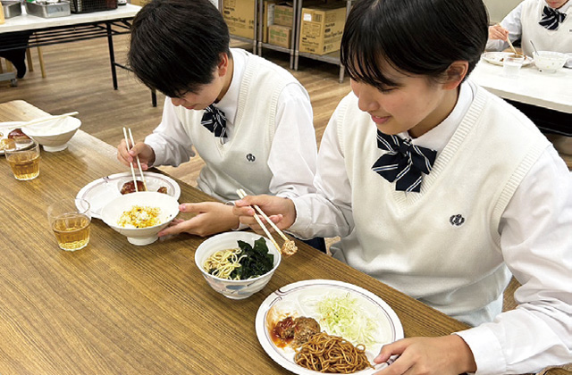 友人と昼食をとる様子　写真