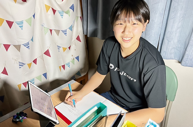 部屋で一日の復習をする様子　写真