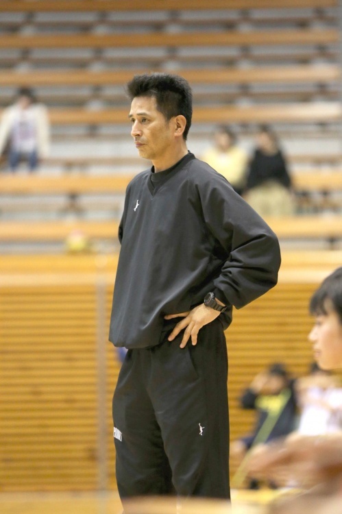 女子バスケット 吉岡監督.jpg