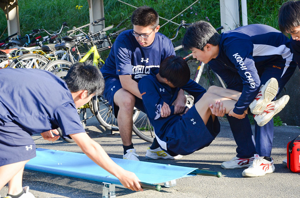 応急手当普及員認定の本校教員が救命救急法(担架搬送等)を指導