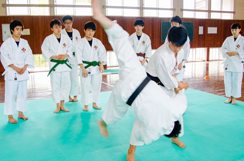 警察・消防グループ 少林寺拳法を学ぶ様子